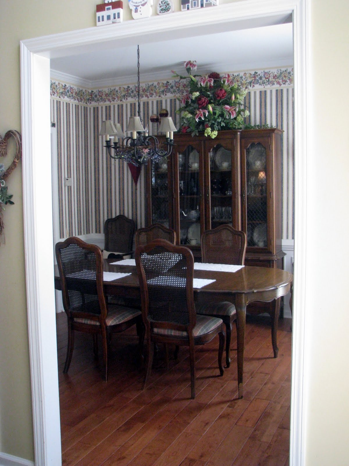 Tips For Reupholstering Dining Room Chairs